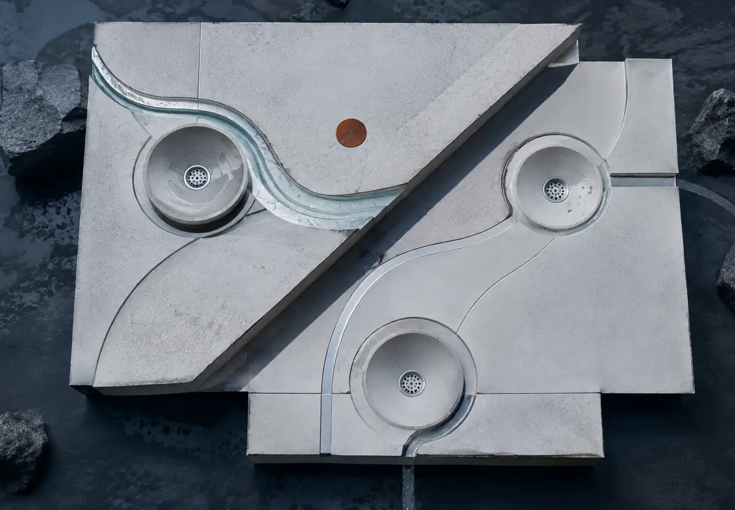 Modelo abstracto de cubierta con tres sumideros circulares, pendientes y canales de agua vistos desde arriba
